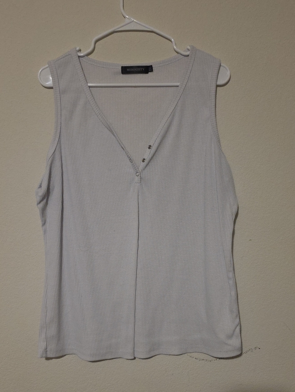 Merokeety Sleeveless Ribbed V-Neck Tank Top in White